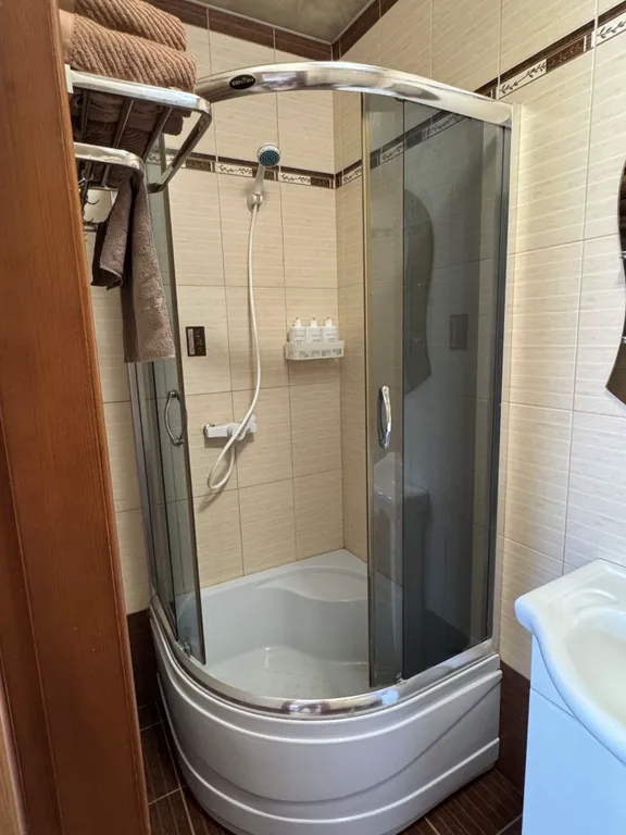 Номер с кухней и ванной комнатой, большой двор