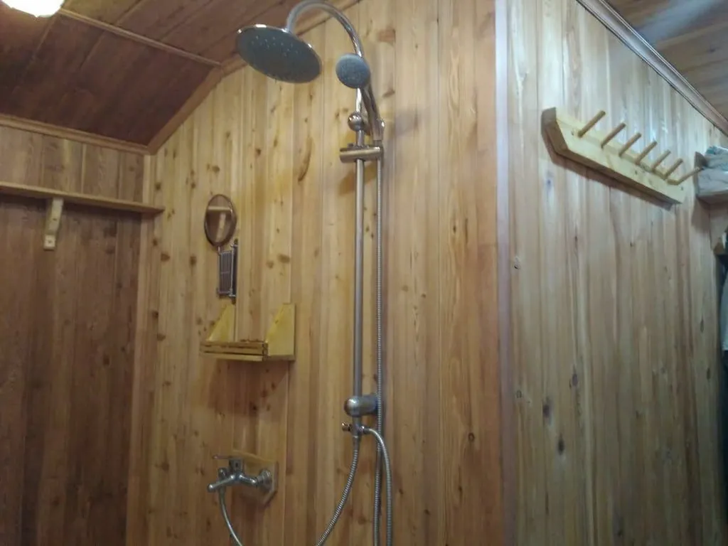 Коттедж Домик с баней на берегу реки Волхвов — Бор