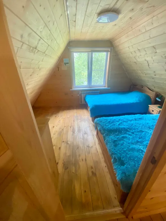 Деревянный дом на берегу реки с беседкой