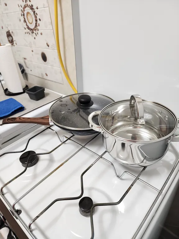 Стильная квартира с большой кроватью.