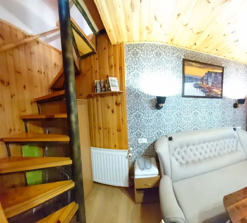 Семейный двухкомнатный апартамент с кухней и балконом