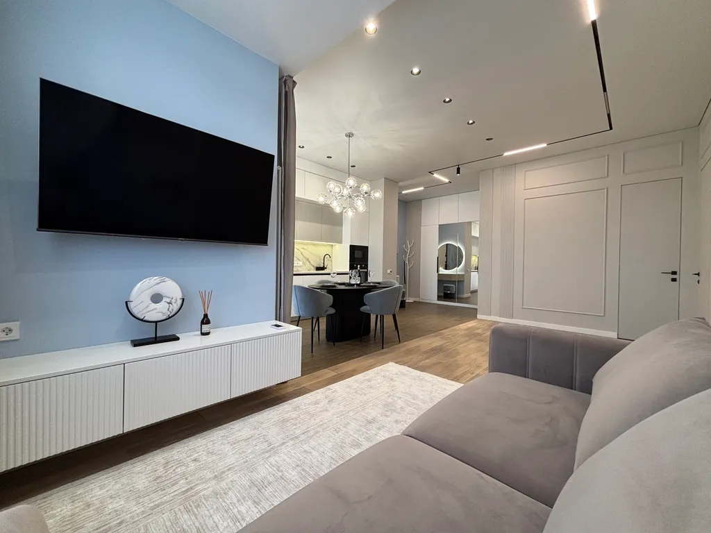 Видовая двухкомнатная с балконом на первой линии у моря