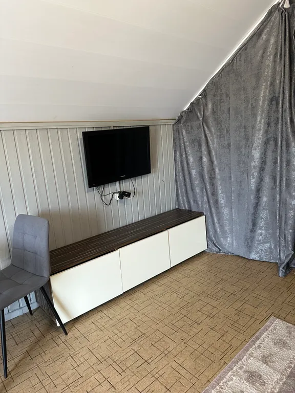 Уютная комната с видом на горы на побережье