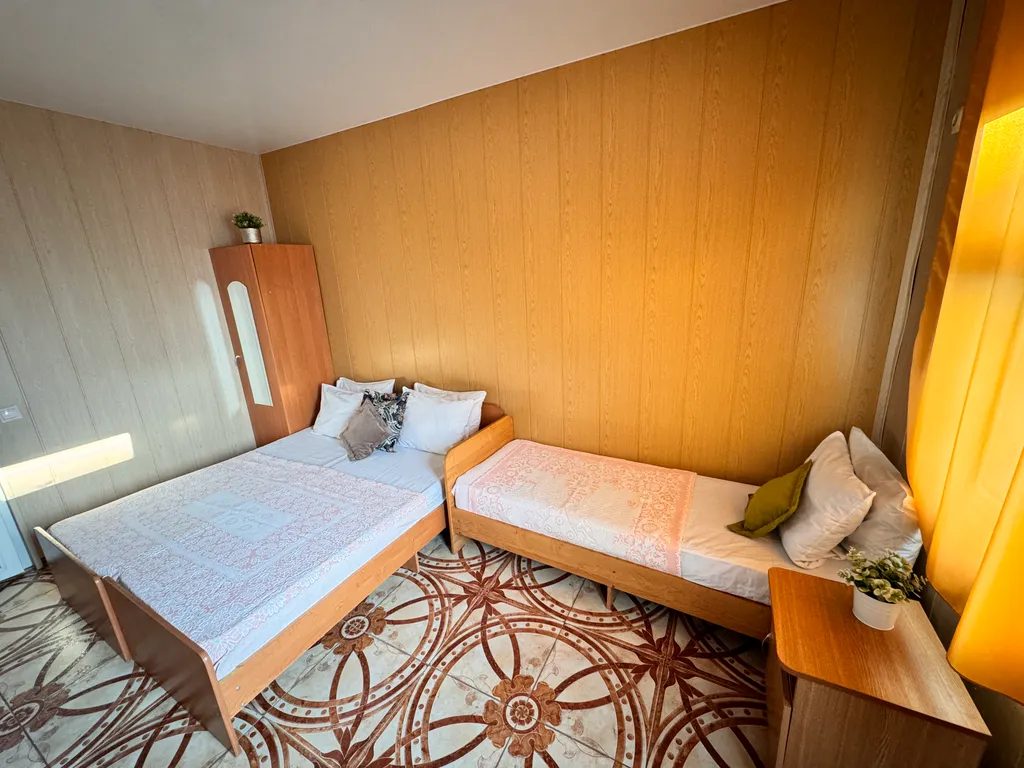 Номер на три человека с кондиционером, рядом с морем