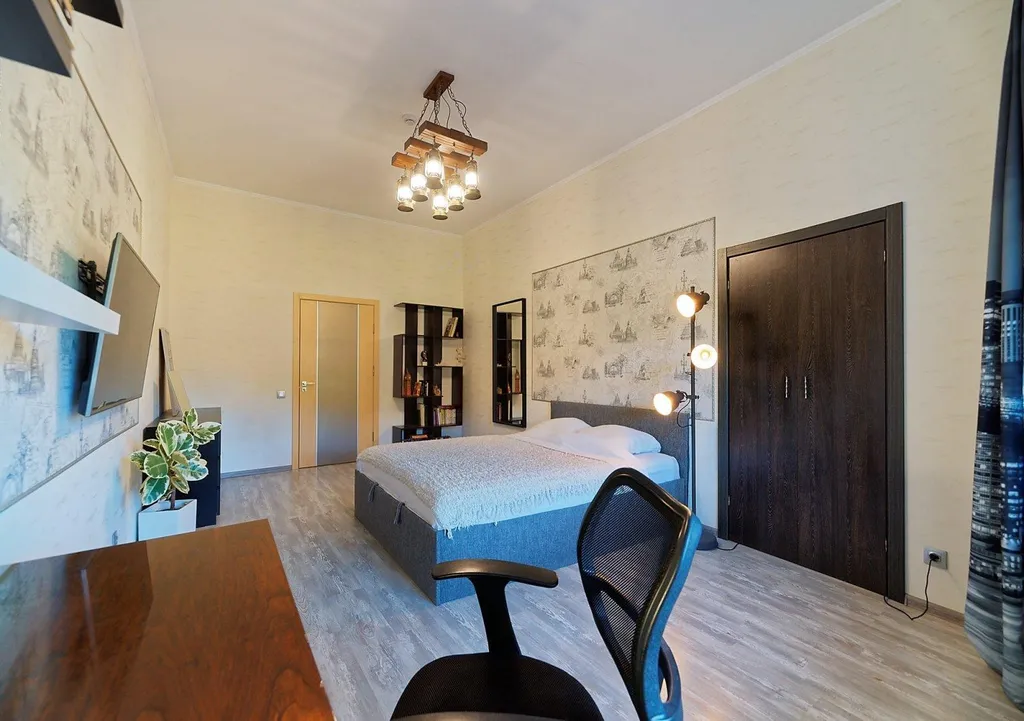 В центре, с видом на Адмиралтейский канал и "Новую Голландию"