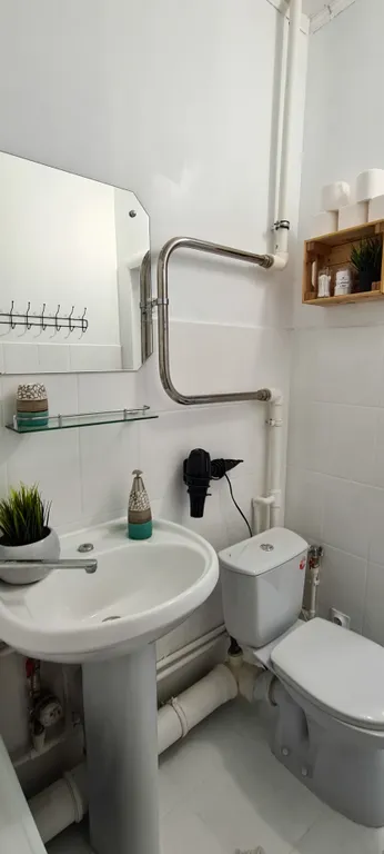 Квартира с большой кроватью, балконом и оплаченными кинотеатрами