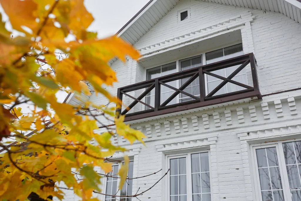 Уютный светлый дом в окружении природы