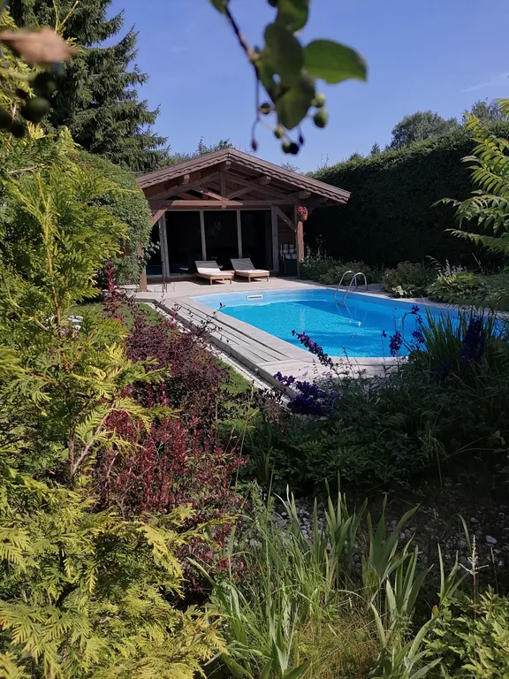 Домик в деревне с бассейном