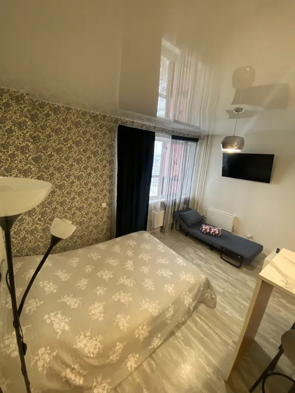 Квартира-студия с панорамным балконом в центре города