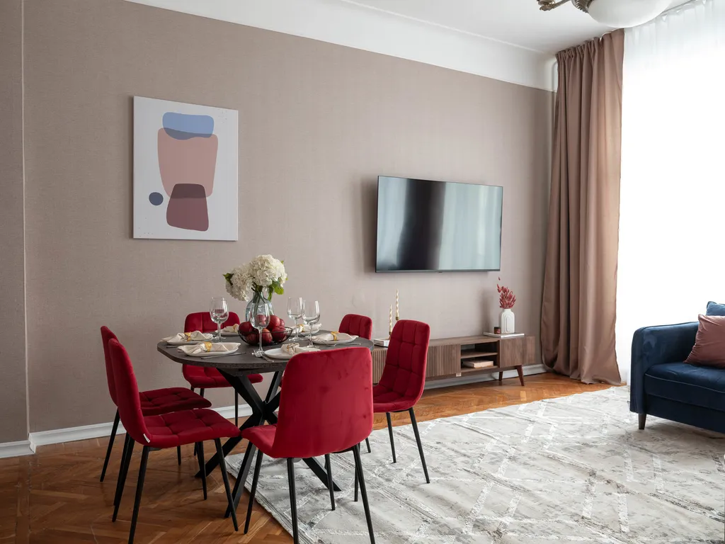 Просторная квартира с тремя спальными и балконом с видом