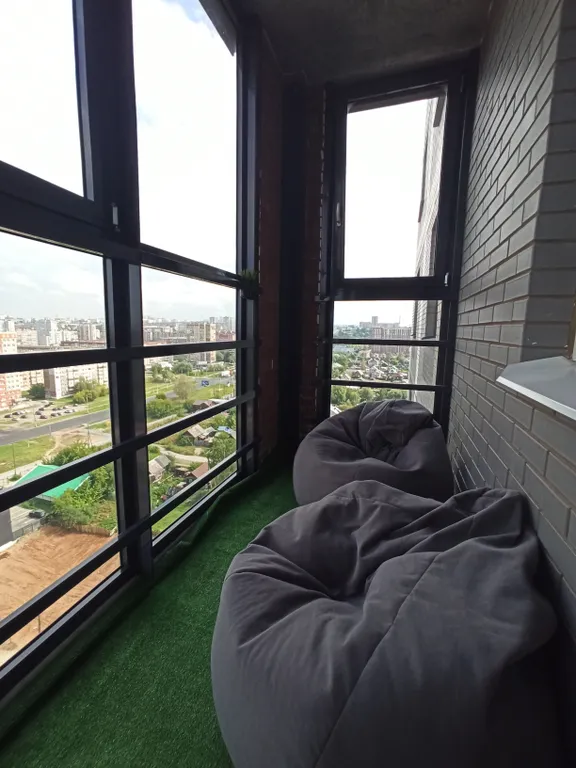 Высокая новостройка в центре города