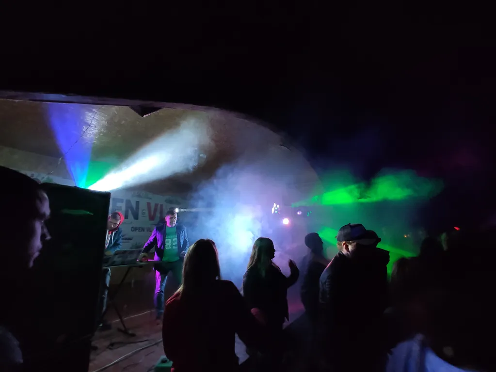 Дом в окружении леса, озёр и рек, около турбазы Алоль