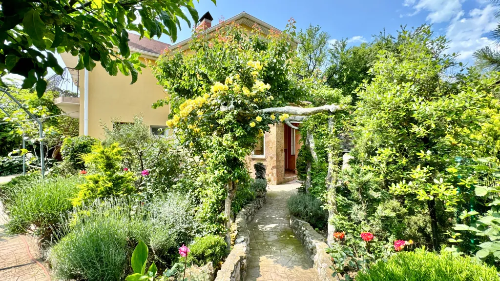 Домик с садом в Кореизе возле ялты