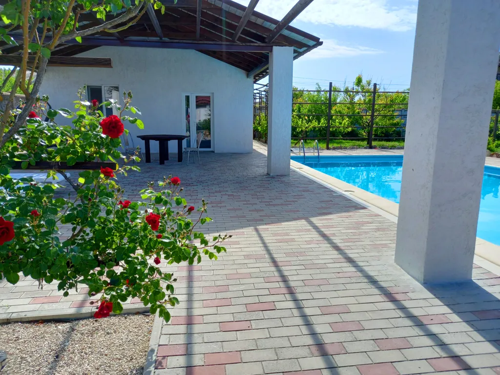 Дом с бассейном