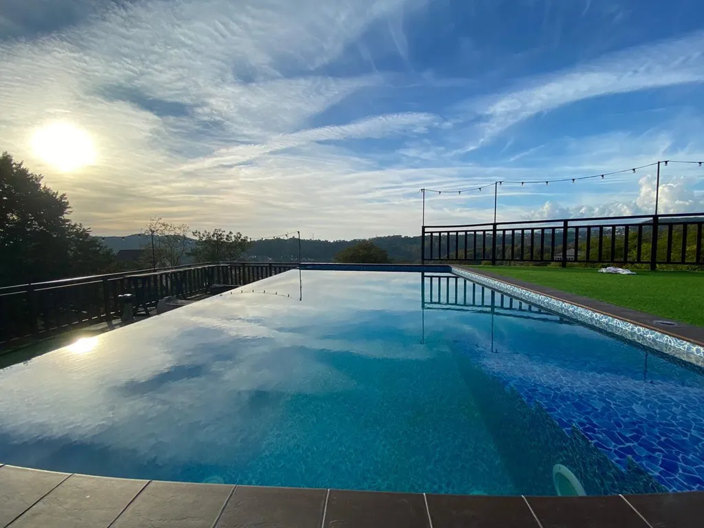 Вилла «Малинка» с теплым бассейном, баней и камином