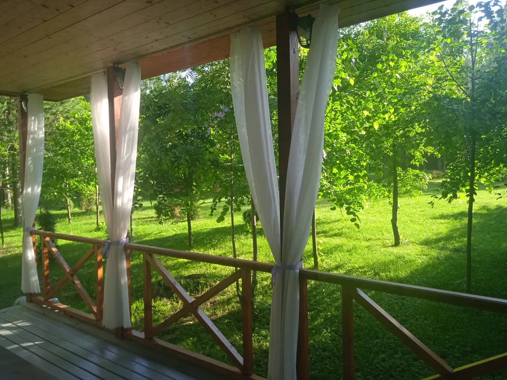 Дом с беседкой на берегу водохранилища