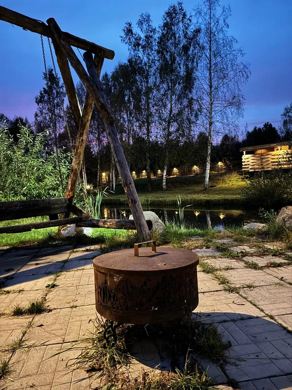 Дом у пруда