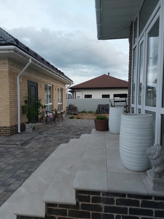 Резиденция в деревне в окружении леса