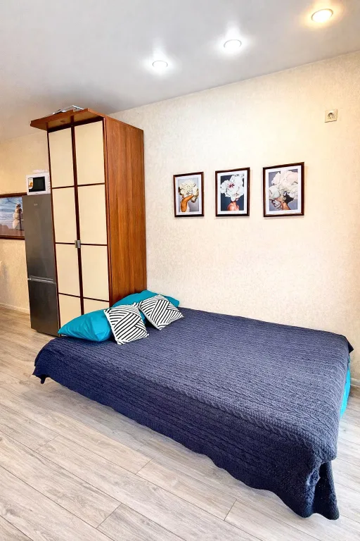 Угловая студия с цветами на берегу моря