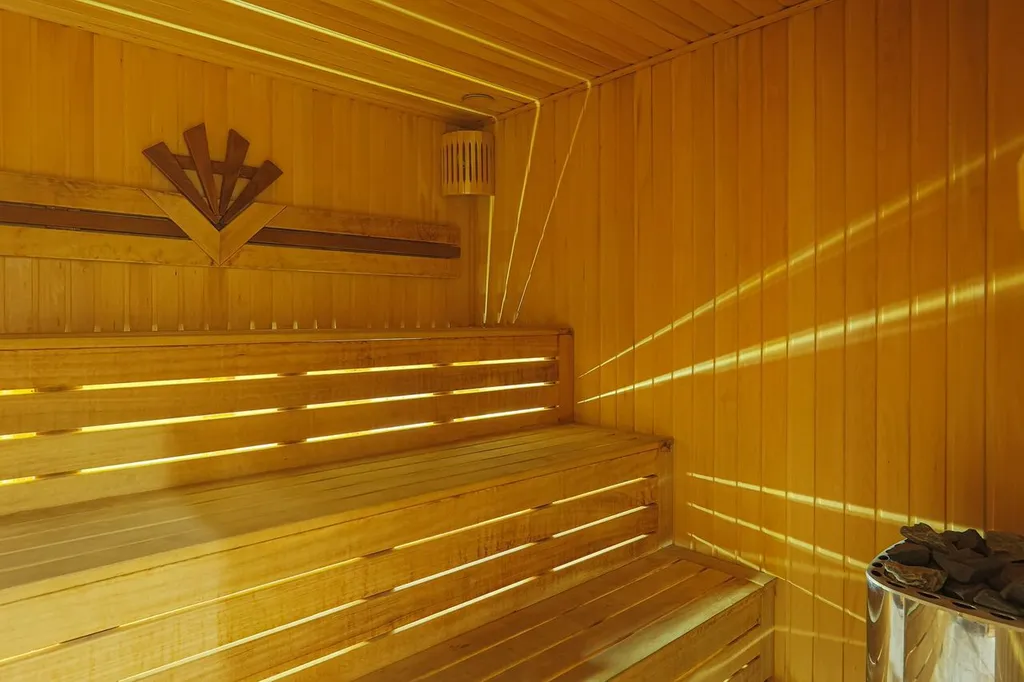 Бассейн с подогревом и лаундж зоной