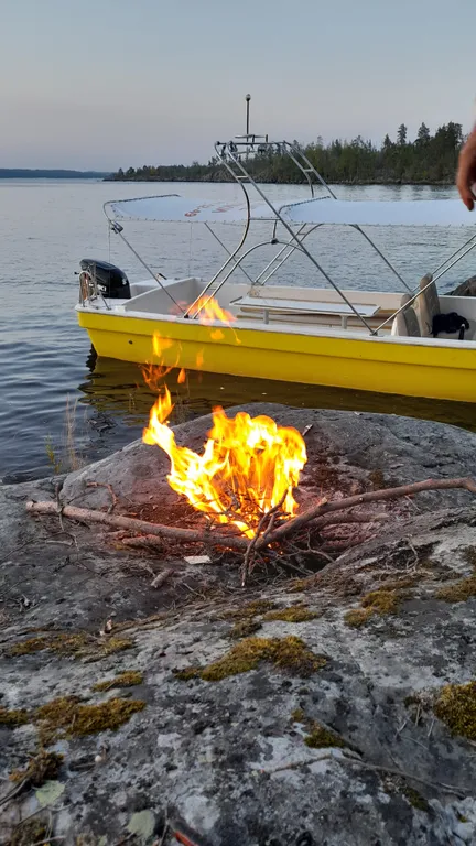 Уютный, комфортный для проживания на берегу озера, в зелени и тишине