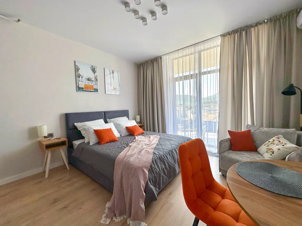 Дизайнерская студия ls-relax time с боковым видом на море с 14 этажа