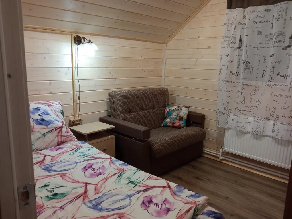 Коттедж Двухэтажный апартамент в доме на берегу озера — Луга