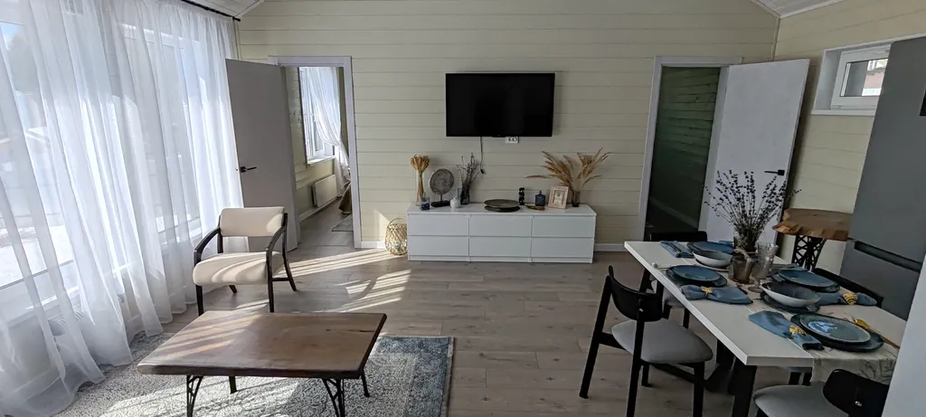 Дом рядом с озером