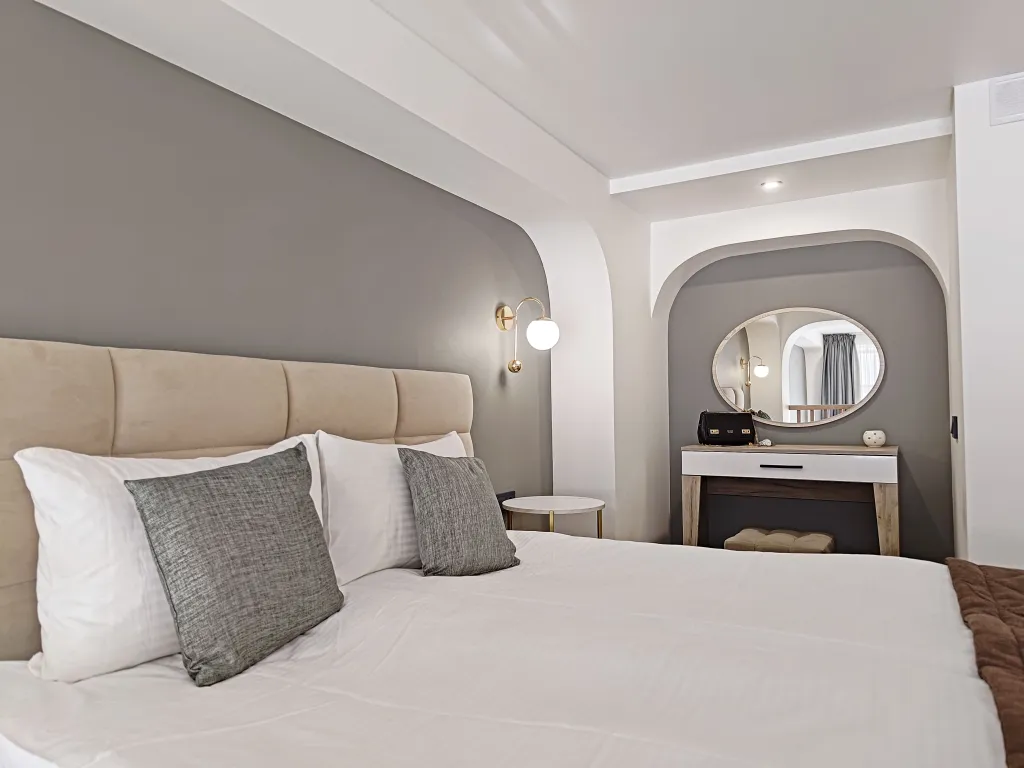 Дизайнерский двухуровневый апартамент с панорамным окном