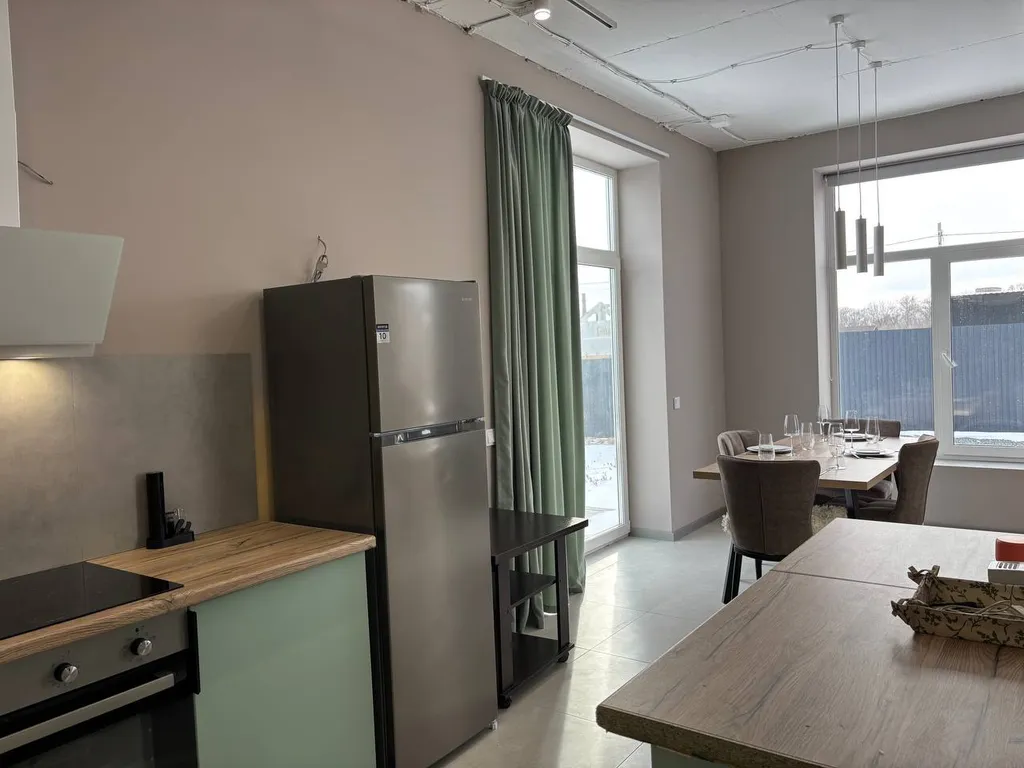 Просторный дом с собственной территорией и настоящим камином