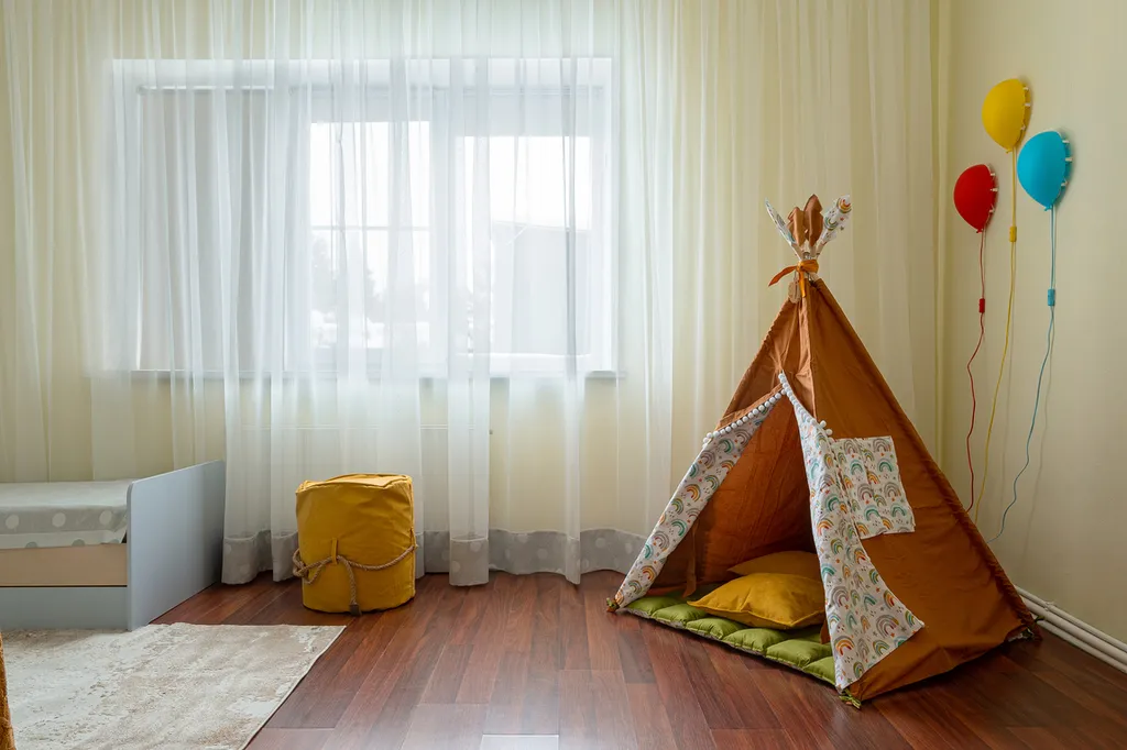 Таун-хаус в современном районе частной застройки