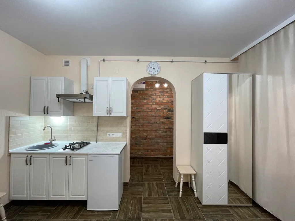 Комфортные апартаменты - студия, с кухней, на первом этаже