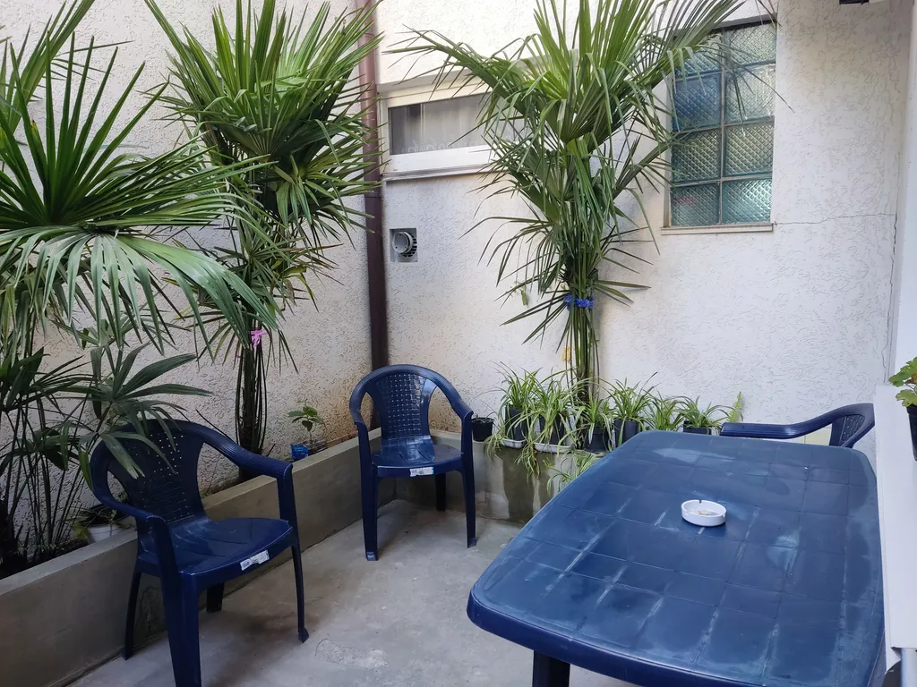 Коттедж с гаражом и двориком