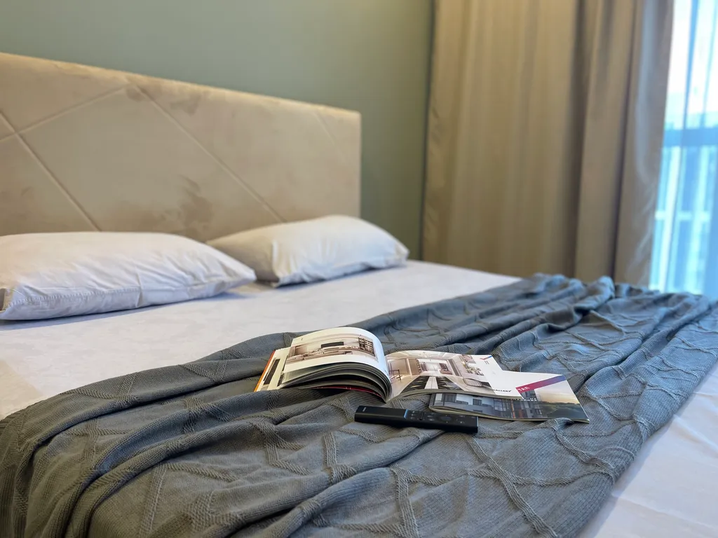 Новая квартира с кроватью возле панорамного окна, высокий этаж