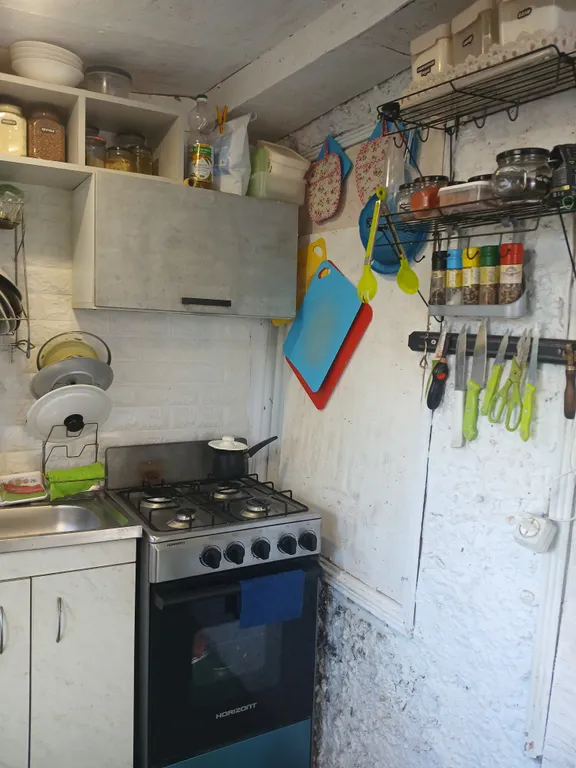 Маленькая комната со спальными местами в частном доме на даче