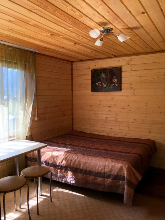 Половина домика с видом на горы