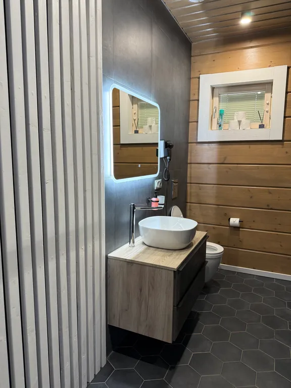 Paradise: Дом с тремя спальнями и сауной на озере