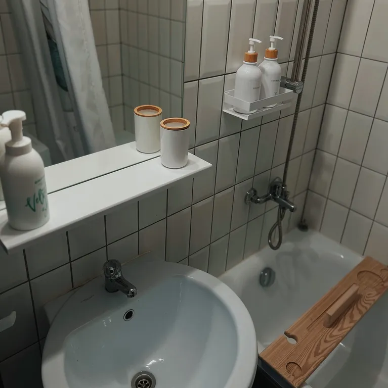 Современный уютный дом с видом на лес