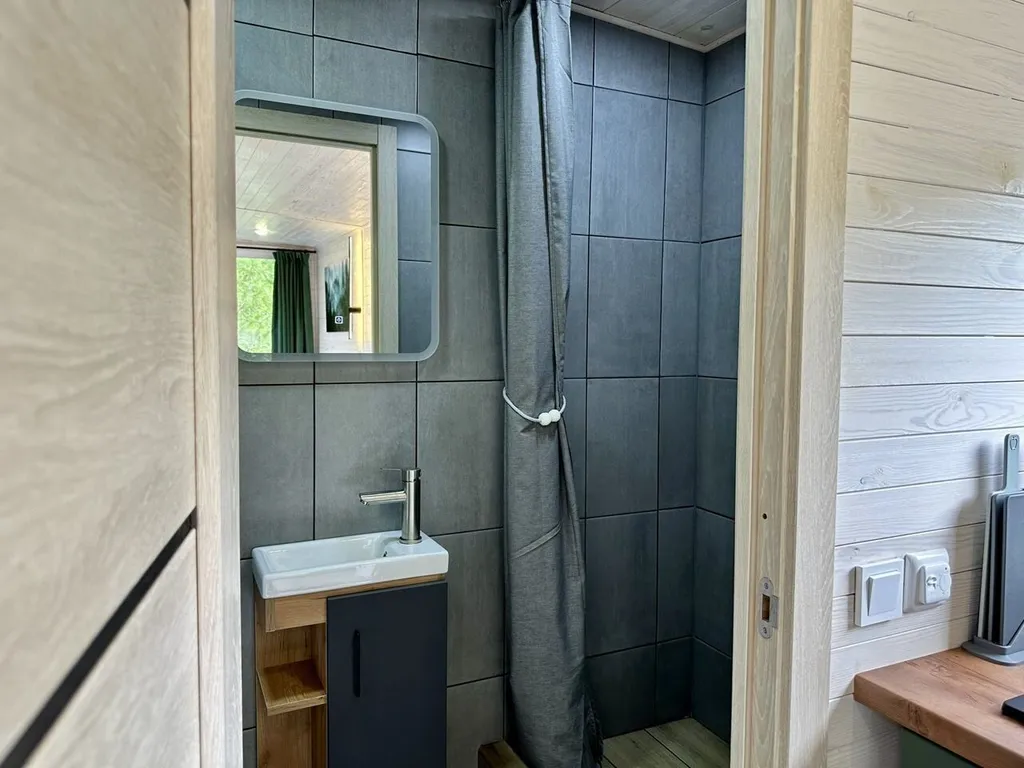 Домик в тихом и спокойном месте в окружении леса