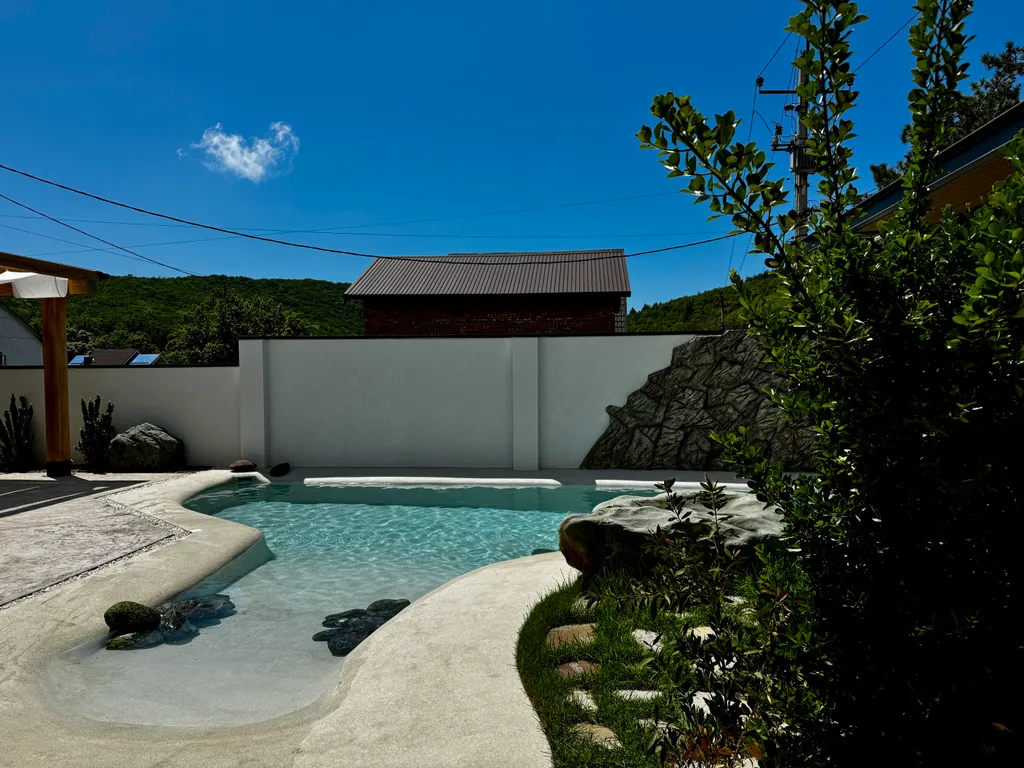 Дом в тихом месте, со своим минипляжем