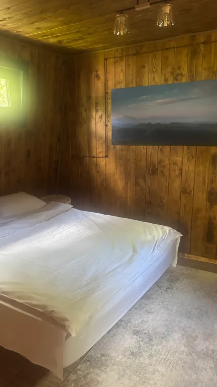 Уютный двухэтажный домик у реки, треугольник