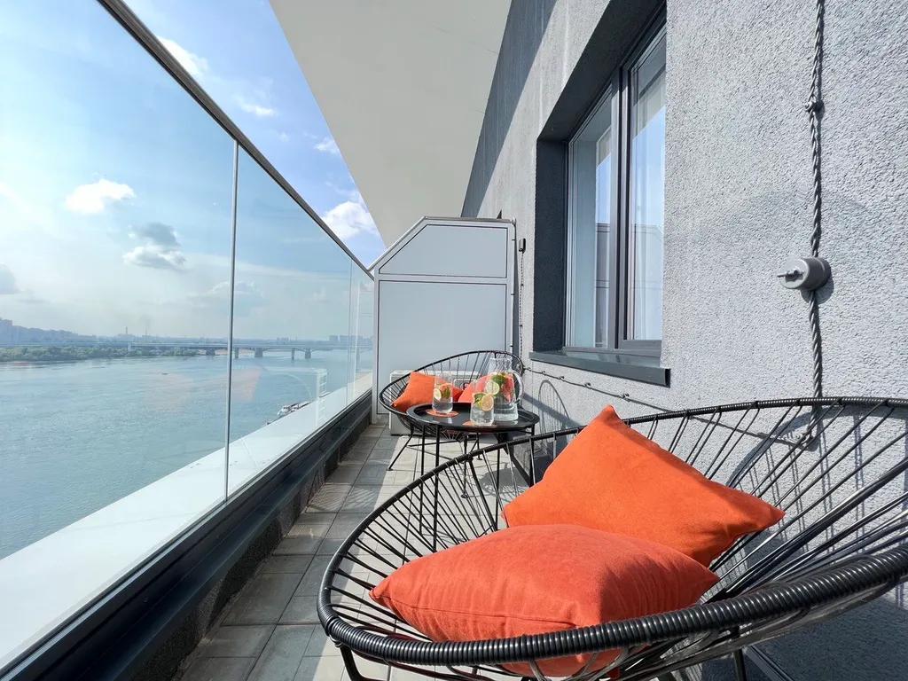 Квартира с видом на реку с террасы