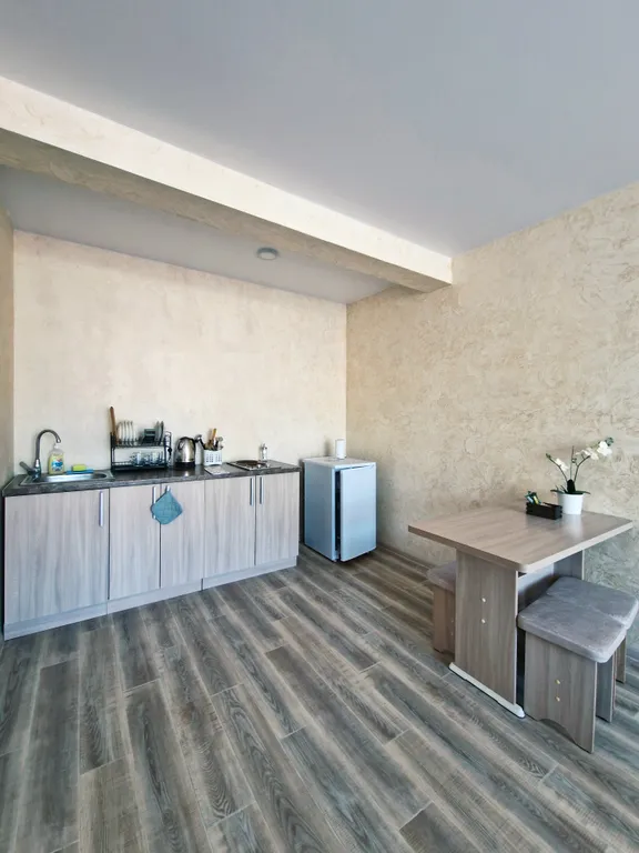 Комфортабельный двухкомнатный  номер с кухонной зоной