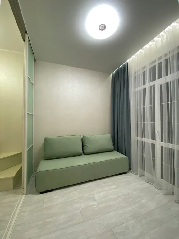 Евротрехкомнатный апартамент с балконом на первой линии