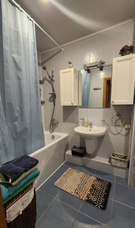 Просторная двухкомнатная квартира в районе с развитой инфраструктурой.