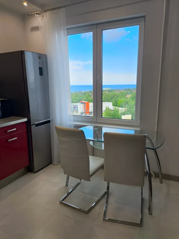 Современная квартира с видом на озеро