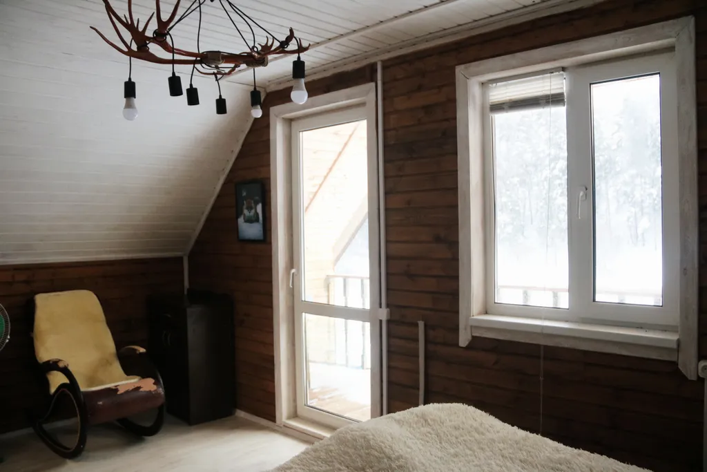 Коттедж на берегу реки с видом на сосновый лес