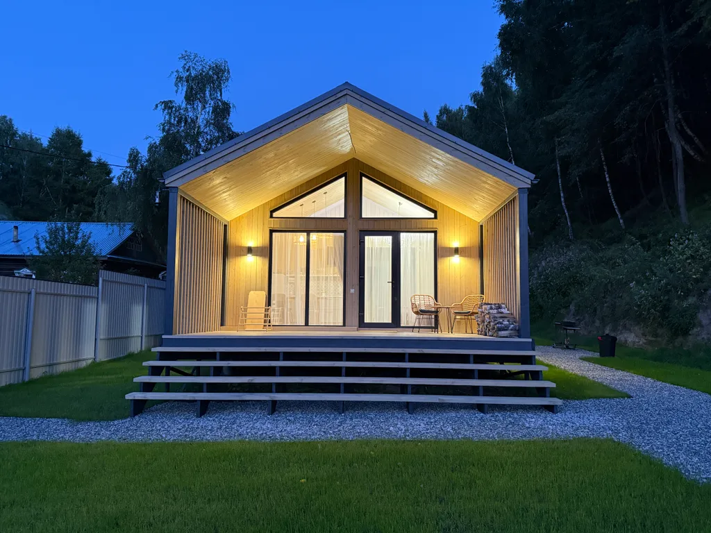 Дом Никольский с видом на главную достопримечательность