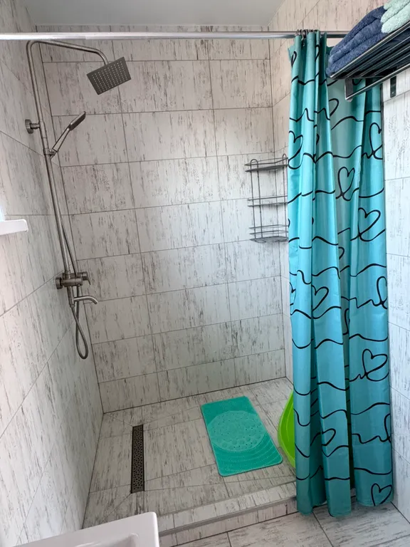 Дом с отдельным въездом и двором