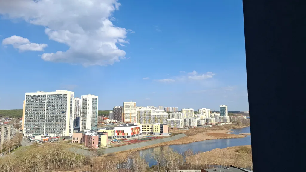 Квартира с видом на Уральские горы и реку Исеть! от 1 до 8 гостей.